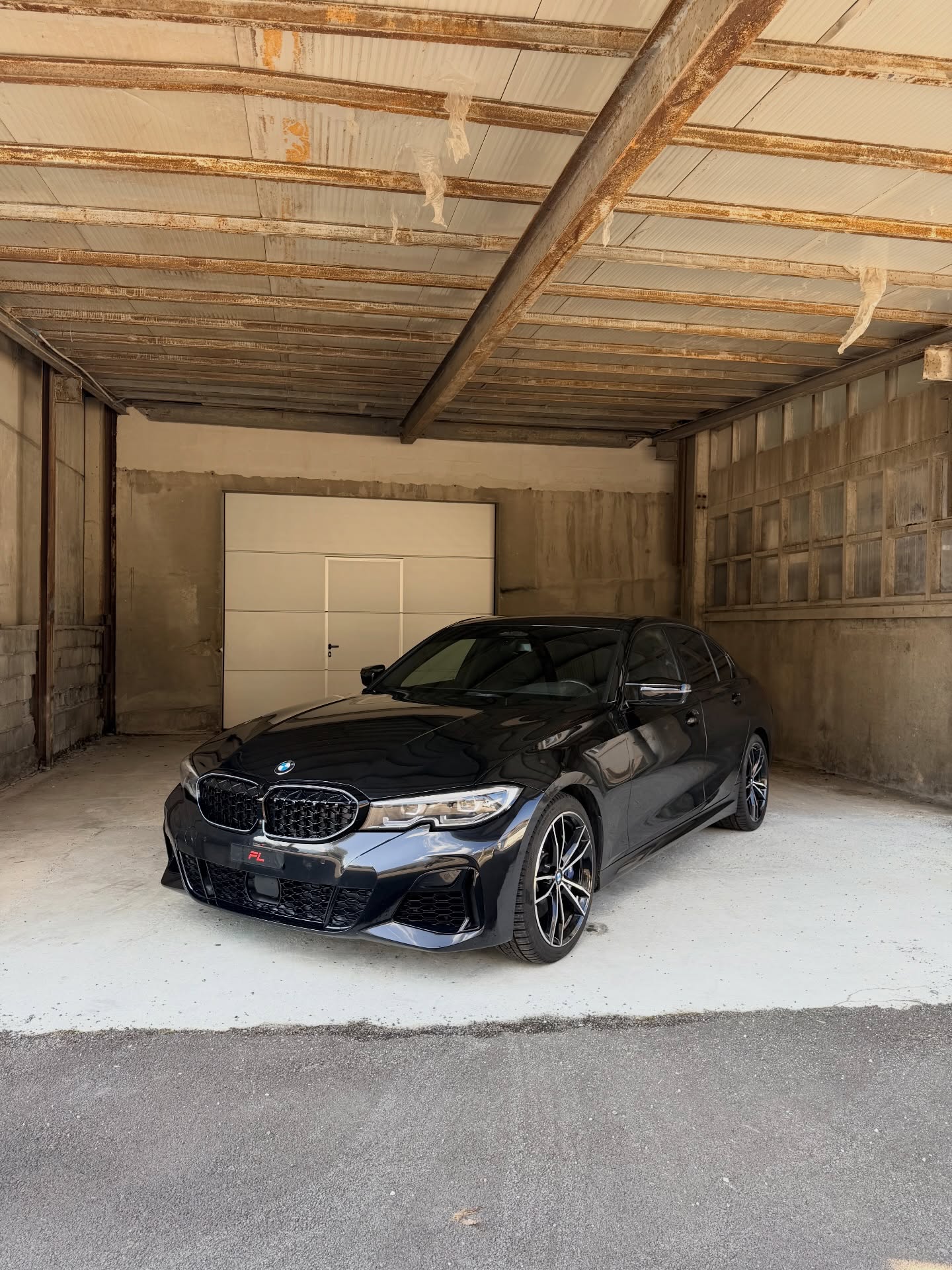 BMW M340i dans le showroom LowSquadCars